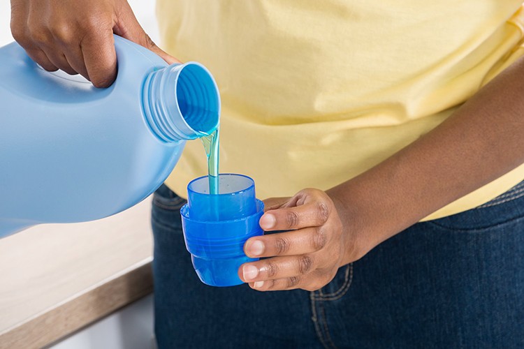 female-hands-pouring-detergent-in-the-blue-bottle-cap-625896742-10a037329b7245c1864177a7213e3b03